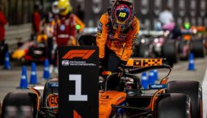 oscar piastri mclaren 1 sign bahrain 2025 (1)
